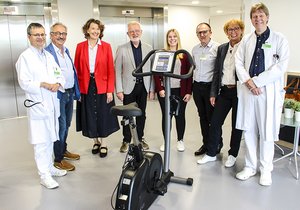 Über das neue Ergometer im „Stilling“ freuen sich (von links): Chefarzt Professor Dr. Ralph Naumann, Manfred Jakob, Dr. Margrit Prohaska-Hoch, Hans-Werner Bieler (alle Förderverein), Stationsleiterin Vanessa Teipel, Pflegedienstleiter Wadim Linde, Jutta Aulmann (Förderverein) und Chefarzt Dr. Martin Klump.