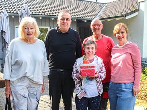 Nach der Party zum 30-jährigen Bestehen des Deniz-Grills in Neunkirchen konnten Imbiss-Wirt Oktay Koyunbasoglu und Lotte Weigel vom Salchendorfer Frauen-Stammtisch (beide links im Bild) eine mit 1000 Euro prall gefüllte Spendenbox an das Haus Klotzbach übergeben. Darüber freuen sich (von rechts) Einrichtungsleiterin Christina Ziebold-Jung, Hausmeister Waldemar Schmidt-Juhnke und Bewohnerin Heike Hermann. 