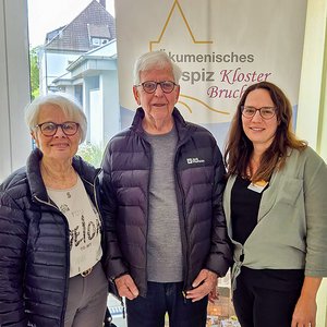Spendenübergabe im Ökumenischen Hospiz Kloster Bruche (von links): Anneliese und Norbert Müller mit Mareike Beichler vom Sozialdienst der Einrichtung. 