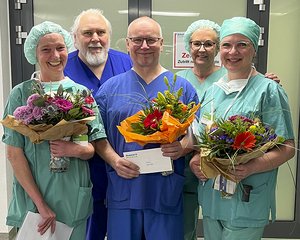 Für langjährige Zugehörigkeit zum Diakonie Klinikum wurden (vorne von links) Katrin Stötzel, Gerd Klein und Tanja Bellersheim geehrt. Es gratulierten unter anderem Ralf Rehorn (Leitung Anästhesiepflege) und Brigitte Reber (OP-Leitungsteam). 