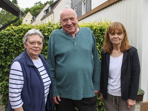 Seit 25 Jahren besteht die Selbsthilfegruppe Asthma-Bronchitis in Siegen – Anlass für einen Rück- und Ausblick des aktuellen Leitungsteams, zu dem neben Birgit Winnen (rechts) und Burkhard Schlag (hier mit Ehefrau Ulrike) ferner noch Ulla Selzer gehört.  