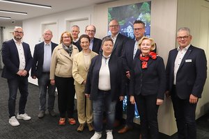 Die Bethesda-Chefärzte Dr. Birgit Schulz (5. von rechts) und Dr. Bernhard Schulte (3. von rechts) sprachen über den Gelenkersatz. Mit als Ansprechpartner vor Ort war Oberarzt Dr. Richard Buchen (hinten, Mitte). Matthias Jung (rechts), Jörg Padtberg (4. von rechts) und Matthias Schwan (links) von der VR-Bank erhielten Dank für die Bereitstellung der Räumlichkeiten vom Vorstand des Krankenhaus-Fördervereins – darunter (von rechts) Ilona Schulte, Prof. Dr. Theodora Hantos, Tobias Schmidt, Brigitte März und Bernd Brandemann.