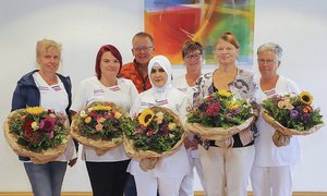 Blumen und Glückwünsche bei der Diakonie-Station Neunkirchen (von links): Helga Hecken, Michelle Wycislo, ADD-Geschäftsführer Harry Feige, Souad Sethi, Pflegedienstleiterin Heike Göbel, Bettina Leopold und Kornelia Schneider.