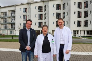 Ein Experte für Hüfte und Knie im Diakonie Klinikum in Freudenberg: Dr. Kai Drastig (rechts) leitet künftig als Chefarzt in einer Doppelspitze mit Dr. Birgit Schulz die Orthopädische Klinik im „Bethesda“. Verwaltungsdirektor Jan Meyer (links) heißt den Mediziner an neuer Wirkungsstätte herzlich willkommen. 