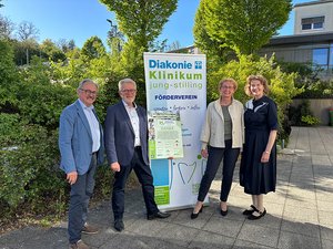 Der Förderverein des Diakonie Klinikums Jung-Stilling in Siegen freut sich über ein tolles Spendenergebnis im Jubiläumsjahr. Im Bild (von links): die Vorstandsmitglieder Manfred Jakob, Hans-Werner Bieler, Jutta Aulmann und Dr. Margrit Prohaska-Hoch. 