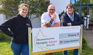 Stolze 2170 Euro für das Ökumenische Hospiz Kloster Bruche erbrachte eine sportliche Spendenaktion des Betzdorfer Fitnessstudios „Be Fit“. Dafür bedankte sich Einrichtungsleiterin Yasmin Brost nun sehr herzlich bei Janine Mauden und Thorsten Kratschmar. 
