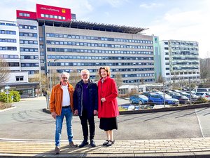 Der Förderverein des Diakonie Klinikums Jung-Stilling feiert sein 25-jähriges Bestehen. Im Jubiläumsjahr haben die Krankenhaus-Unterstützer um den Vorsitzenden Hans-Werner Bieler (Mitte) und die Vorstandmitglieder Manfred Jakob und Dr. Margrit Prohaska-Hoch Spendenprojekte geplant. 