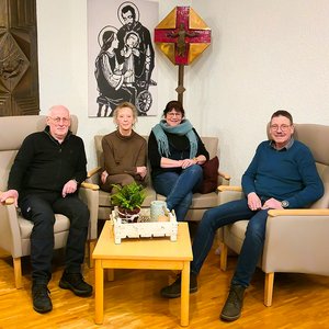 Zur Spendenübergabe war eine Abordnung der Friesenhagener Krippenbauer-Familien ins Hospiz nach Bruche gekommen. Einrichtungsleiterin Yasmin Brost (2. von rechts) bedankte sich bei ihnen für die großartige Unterstützung. 