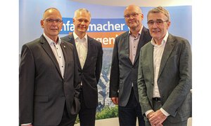 Die Chefärzte Dr. Andreas Müller (links) und Dr. Rainer Grübener (rechts) waren die Experten bei einem Vortragsabend, zu dem die VR-Bank (mit Vorstand Jörg Padtberg, 2. von rechts) und der Förderverein des Bethesda-Krankenhauses (mit dem stellvertretenden Vorsitzenden Tobias Schmidt) nach Freudenberg eingeladen hatten. 