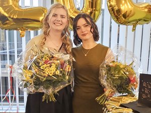 Nele Büdenbender (links) und Jaqueline Zureck haben am Diakonie Klinikum Jung-Stilling in Siegen erfolgreich ihre dreijährige Ausbildung zu Operationstechnischen Assistentinnen abgeschlossen. 