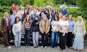 Herzlich willkommen: 26 Auszubildende sind am Pflegebildungszentrum der Diakonie in Südwestfalen in den Pflegeberuf gestartet. In einer Feierstunde im Diakonie Klinikum Jung-Stilling in Siegen wurden die Frauen und Männer begrüßt, unter anderem von Schulleiter Frank Fehlauer (oben rechts) und Kursleiterin Tamara Hoffmann (vorne links).