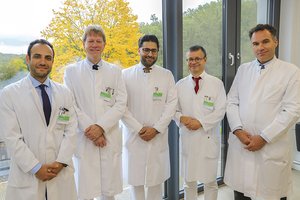 Leitende Mediziner des Diakonie Klinikums in Siegen stellten die dortige Bandbreite onkochirurgischer Therapien vor (von links): Dr. Mahmoud Farzat (Chefarzt Robotische Urologie), Dr. Martin Klump (Chefarzt Medizinische Onkologie, Hämatologie und Palliativmedizin), Prof. Dr. Mohammad Golriz (Ärztlicher Direktor Allgemein- und Viszeralchirurgie), Prof. Dr. Ralph Naumann (Chefarzt Medizinische Onkologie, Hämatologie und Palliativmedizin) sowie PD Dr. Marco J. Battista (Chefarzt Gynäkologie und Gynäkologische Onkologie).