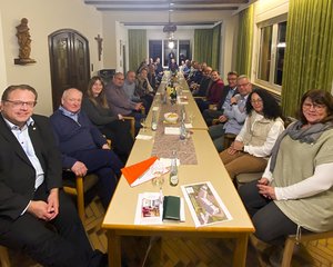 Bei einem Besuch im Ökumenischen Hospiz Kloster Bruche informierte sich der Lions Club Westerwald mit Präsident Tobias Gerhardus (links) über die Arbeit der Einrichtung und überreichte zudem eine 1000-Euro-Spende an den Förderverein.