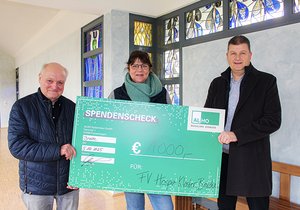 1000 Euro spendet die ALHO Systembau GmbH aus Friesenhagen an den Förderverein des Ökumenischen Hospizes Kloster Bruche. Den Spendenscheck übergab Prokurist Markus Quast (rechts) nun an Hospizleiterin Yasmin Brost und an den Fördervereinsvorsitzenden Michael Lieber.