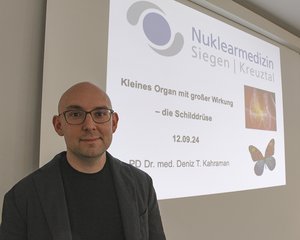 Über Therapien bei Erkrankungen der Schilddrüse informierte Privatdozent Dr. Deniz Kahraman beim „Siegener Forum Gesundheit“ in der Cafeteria des Diakonie Klinikums Jung-Stilling. 