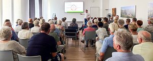 Vor zahlreichen Zuhörern im Diakonie Klinikum Bethesda in Freudenberg informierte Chefarzt Dr. Kai Drastig über „Moderne Therapie bei Verschleiß von Knie- und Hüftgelenken“. 