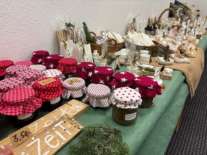 Marmelade, Kerzen, weihnachtliche Deko und vieles mehr: Die Auswahl an selbstgemachten, schönen Dingen war groß.