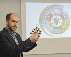 Ischias-Beschwerden sind eine komplexe Angelegenheit, wie Dr. Johannes Dillmann, Oberarzt der Neurochirurgie am Diakonie Klinikum Jung-Stilling in Siegen, anhand eines Modells erläuterte. 